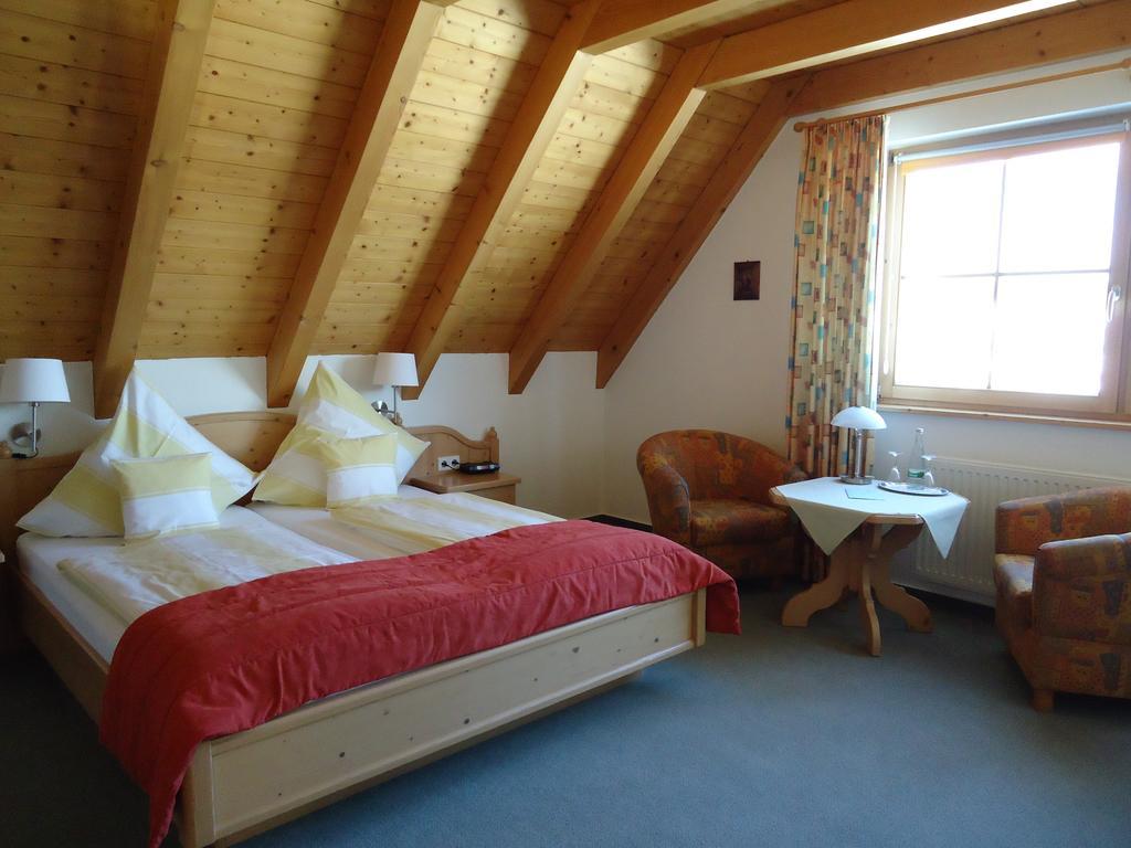 Berghotel Schiller Schonach im Schwarzwald Szoba fotó