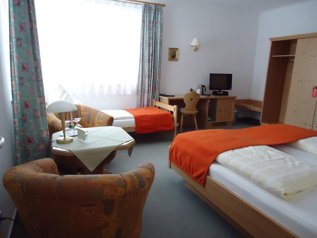 Berghotel Schiller Schonach im Schwarzwald Szoba fotó