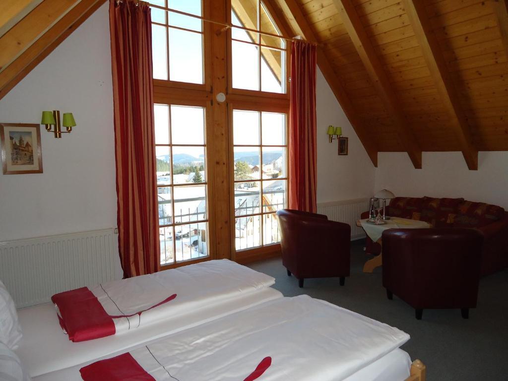 Berghotel Schiller Schonach im Schwarzwald Szoba fotó